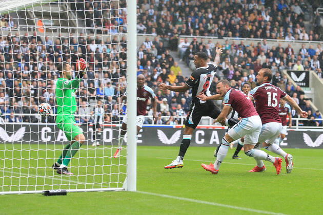Fußball Premier League Newcastle United v West Ham United 15. August 2021 Premier League Newcastle United v West Ham United Callum Wilson von Newcastle United erzielt das erste Tor Foto Simon Stacpoole Abseits Newcastle upon Tyne UK Copyright: xSimonxStacpoolexOffside