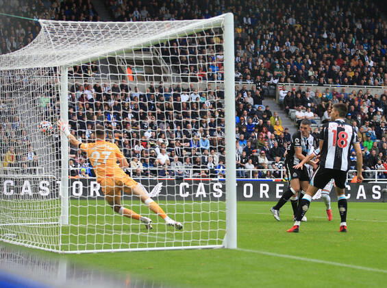 Fußball Premier League Newcastle United v West Ham United 15. August 2021 Premier League Newcastle United v West Ham United Newcastle United Torhüter Freddie Woodman ist beim zweiten West Ham Tor geschlagen Foto Simon Stacpoole Abseits Newcastle upon Tyne UK Copyright: xSimonxStacpoolexOffside