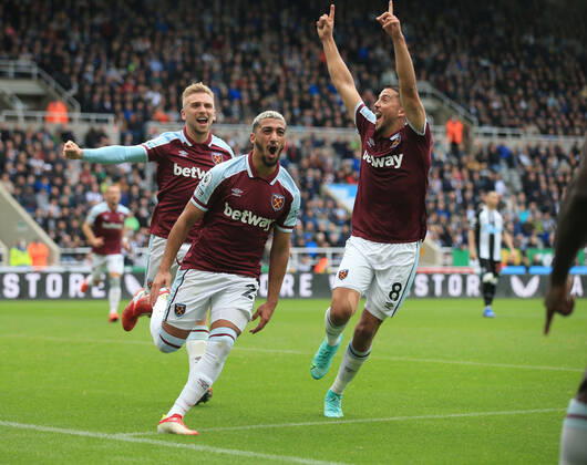 Fußball Premier League Newcastle United vs. West Ham United 15. August 2021 Premier League Newcastle United vs. West Ham United Said Benrahma von West Ham United jubelt nach dem zweiten Tor für sein Team, mit Pablo Fornals Foto Simon Stacpoole Abseits Newcastle upon Tyne UK Copyright: xSimonxStacpoolexOffside