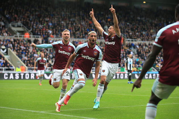 Fußball Premier League Newcastle United vs. West Ham United 15. August 2021 Premier League Newcastle United vs. West Ham United Said Benrahma von West Ham United jubelt nach dem zweiten Tor für sein Team, mit Pablo Fornals Foto Simon Stacpoole Abseits Newcastle upon Tyne UK Copyright: xSimonxStacpoolexOffside