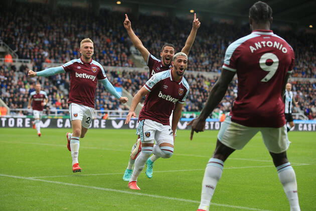 Fußball Premier League Newcastle United vs. West Ham United 15. August 2021 Premier League Newcastle United vs. West Ham United Said Benrahma von West Ham United jubelt nach dem zweiten Tor für sein Team, mit Pablo Fornals Foto Simon Stacpoole Abseits Newcastle upon Tyne UK Copyright: xSimonxStacpoolexOffside