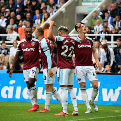 Fußball Premier League Newcastle United v West Ham United 15. August 2021 Premier League Newcastle United v West Ham United Said Benrahma von West Ham United zeigt nach einem Tor auf seinen Namen auf der Rückseite seines Trikots Foto Simon Stacpoole Abseits Newcastle upon Tyne UK Copyright: xSimonxStacpoolexOffside