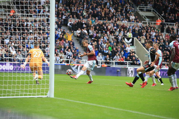 Fußball Premier League Newcastle United v West Ham United 15. August 2021 Premier League Newcastle United v West Ham United Tomas Soucek von West Ham United erzielt das dritte Tor Foto Simon Stacpoole Abseits Newcastle upon Tyne UK Copyright: xSimonxStacpoolexOffside