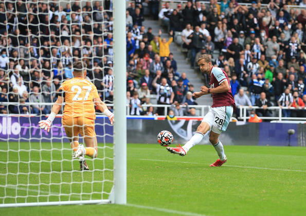 Fußball Premier League Newcastle United v West Ham United 15. August 2021 Premier League Newcastle United v West Ham United Tomas Soucek von West Ham United erzielt das dritte Tor Foto Simon Stacpoole Abseits Newcastle upon Tyne UK Copyright: xSimonxStacpoolexOffside