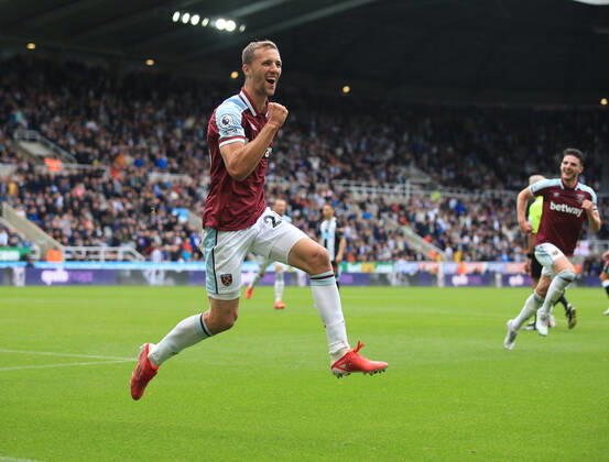 Fußball Premier League Newcastle United v West Ham United 15. August 2021 Premier League Newcastle United v West Ham United Tomas Soucek von West Ham United jubelt nach dem dritten Tor für sein Team Foto Simon Stacpoole Abseits Newcastle upon Tyne UK Copyright: xSimonxStacpoolexOffside