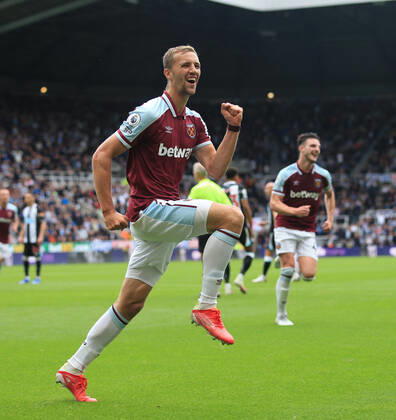 Fußball Premier League Newcastle United v West Ham United 15. August 2021 Premier League Newcastle United v West Ham United Tomas Soucek von West Ham United jubelt nach dem dritten Tor für sein Team Foto Simon Stacpoole Abseits Newcastle upon Tyne UK Copyright: xSimonxStacpoolexOffside