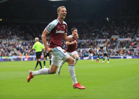 Fußball Premier League Newcastle United v West Ham United 15. August 2021 Premier League Newcastle United v West Ham United Tomas Soucek von West Ham United jubelt nach dem dritten Tor für sein Team Foto Simon Stacpoole Abseits Newcastle upon Tyne UK Copyright: xSimonxStacpoolexOffside