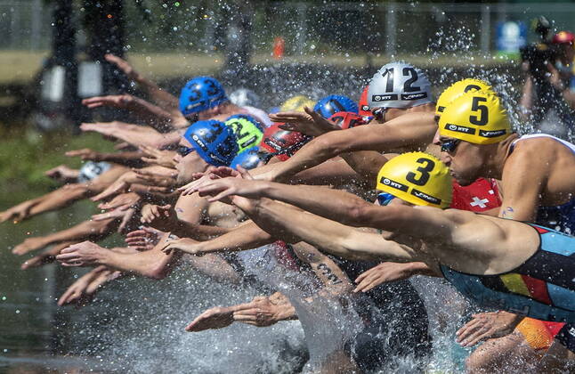 Bilder des Jahres 2021, Sport 08. August Sport Themen der Woche KW33 Sport Bilder des Tages August 21, 2021, EDMONTON, ab, Canada: Competitors dive into the water during the Elite Men s at the ITU World Triathlon Series in Edmonton, Alta., on Saturday August 21, 2021. Canada News - August 21, 2021  - ZUMAc35_ 20210821_zaf_c35_041 Copyright: xJasonxFransonx