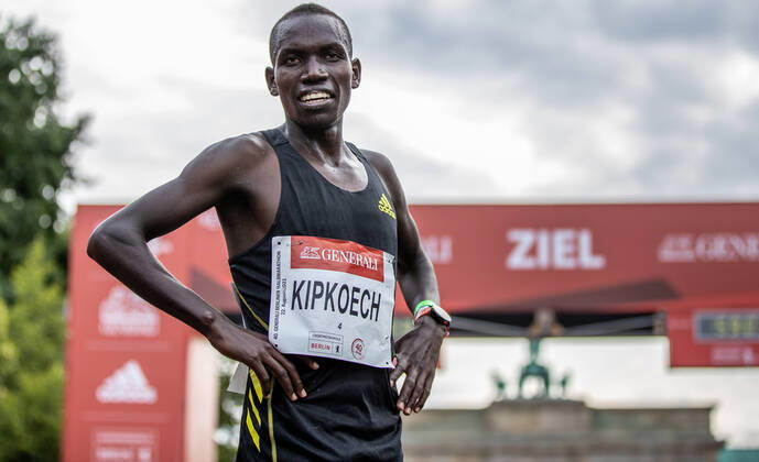 Felix Kipkoech from Kenya wins the Generali Berlin Half Marathon 2021 with a world best time of 58 57 minutes on 22 08 21 in Berlin Generali Berlin Half Marathon 2021