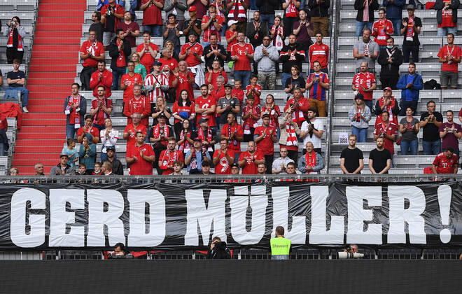 Football 1 Bundesliga Season 2021 2022 2 Matchday FC Bayern Muenchen 1 FC Koeln 22 08 2021 FC Bayern fans in the Suedkurve commemorate the late FC Bayern legend Gerd Mueller with a block flag