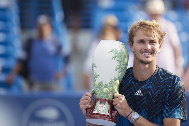Bilder des Jahres 2021, Sport 08. August Sport Themen der Woche KW33 Sport Bilder des Tages CINCINNATI, OH - AUGUST 22: Alexander Zverev of Germany holds the Rookwood Cup after winning the menÕs championship match of the Western & Southern Open at the Lindner Family Tennis Center in Mason, Ohio on August 22, 2021. Zverev defeated Andrey Rublev of Russia 6-2, 6-3. (Photo by Shelley Lipton Icon Sportswire) TENNIS: AUG 22 Western & Southern Open Icon2108221253