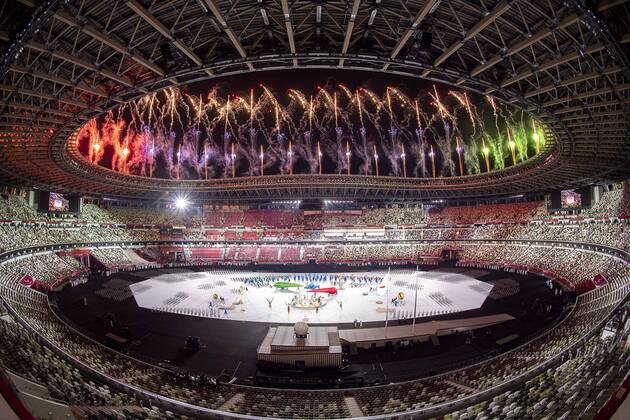 Bilder des Jahres 2021, Sport 08. August Sport Themen der Woche KW34 Sport Bilder des Tages (210824) -- TOKYO, Aug. 24, 2021 -- Fireworks explode over Olympic Stadium during the opening ceremony of Tokyo 2020 Paralympic Games in Tokyo, Japan, Aug. 24, 2021. ) (TOKYO2020)JAPAN-TOKYO-PARALYMPICS-OPENING CEREMONY XiongxQi 