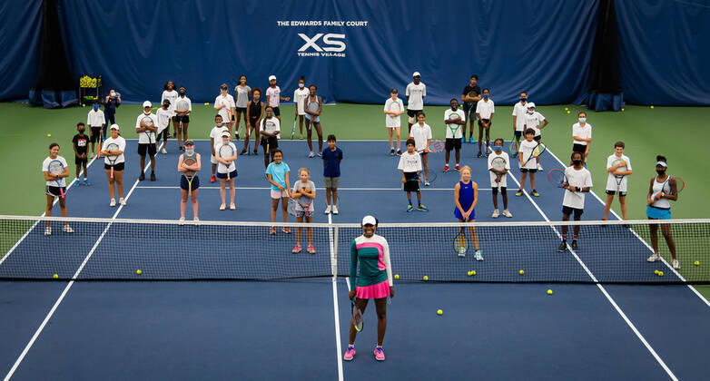 Bilder des Jahres 2021, Sport 08. August Sport Themen der Woche KW34 Sport Bilder des Tages August 25, 2021, CHICAGO, UNITED STATES: Venus Williams of the United States hosts a kids clinic at the 2021 WTA, Tennis Damen Chicago Womens Open WTA 250 tennis tournament CHICAGO UNITED STATES - ZUMAa181 20210825_zaa_a181_051 Copyright: xRobxPrangex
