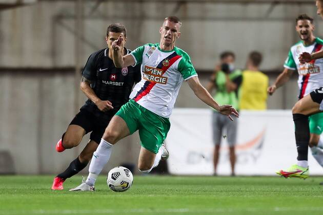 SOCCER - UEFA EL, Luhansk vs Rapid ZAPORIZHIA,UKRAINE,26.AUG.21 - SOCCER - UEFA Europa League play off, Zorya Luhansk vs SK Rapid Wien. Image shows Artem Gromov (Luhansk) and Srdjan Grahovac (Rapid).  GEPAxpictures xPhilippxBrem