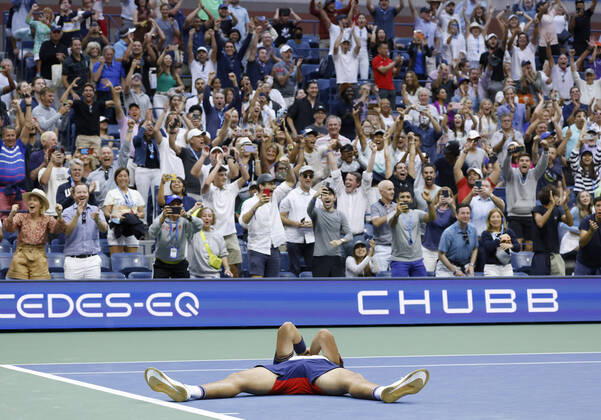 Sport Bilder des Tages Carlos Alcaraz Garfia of Spain celebrates after match point defeating Stefanos Tsitsipas of Greece in 5 sets in Arthur Ashe Stadium in the third round of the 2021 US Open Tennis Championships at the USTA Billie Jean King National Tennis Center on Friday, September 3, 2021 in New York City.  NYP20210903103 JOHNxANGELILLO
