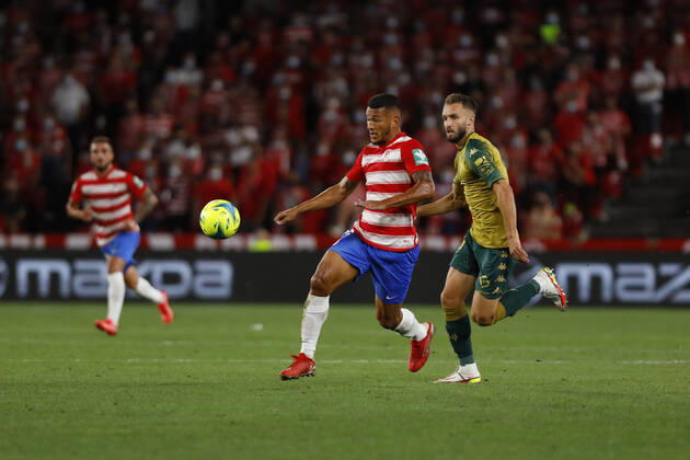Granada CF v Real Betis - La Liga Santander Luis Javier Suarez, of Granada CF and Pezzella, of Real Betis during the La Liga match between Granada CF and Real Betis at Nuevo Los Carmenes Stadium on September 13, 2021 in Granada, Spain. Granada Granada Spain camaramartinez-granadac210913_npM1o  Copyright: xÃlexxCamarax