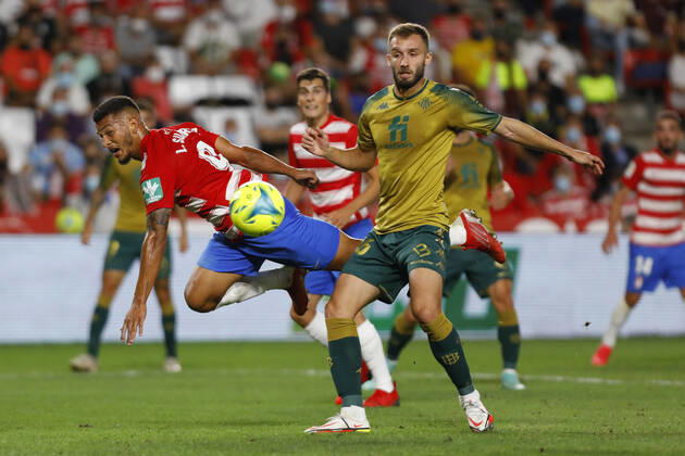 Granada CF v Real Betis - La Liga Santander Luis Javier Suarez, of Granada CF and Pezzella, of Real Betis during the La Liga match between Granada CF and Real Betis at Nuevo Los Carmenes Stadium on September 13, 2021 in Granada, Spain. Granada Granada Spain camaramartinez-granadac210913_npF3r  Copyright: xÃlexxCamarax