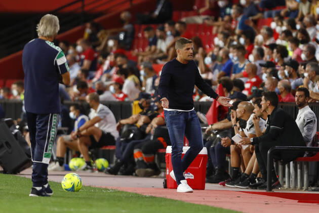 Granada CF v Real Betis - La Liga Santander Robert Moreno, manager of Granada CF reacts during the La Liga match between Granada CF and Real Betis at Nuevo Los Carmenes Stadium on September 13, 2021 in Granada, Spain. Granada Granada Spain camaramartinez-granadac210913_np5IF  Copyright: xÃlexxCamarax