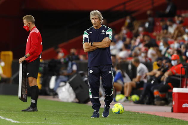Granada CF v Real Betis - La Liga Santander Manuel Pellegrini, manager of Real Betis during the La Liga match between Granada CF and Real Betis at Nuevo Los Carmenes Stadium on September 13, 2021 in Granada, Spain. Granada Granada Spain camaramartinez-granadac210913_npzpo  Copyright: xÃlexxCamarax
