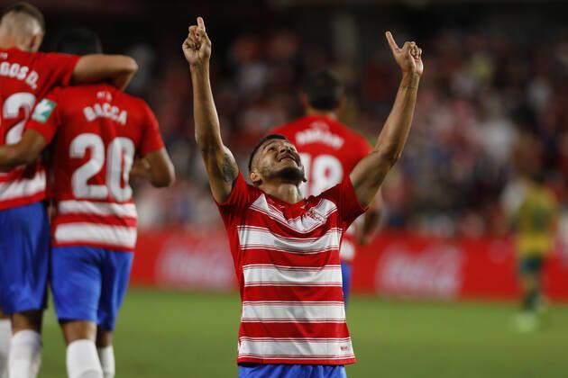 Granada CF v Real Betis - La Liga Santander Luis Javier Suarez, of Granada CF scores the first goal of his team during the La Liga match between Granada CF and Real Betis at Nuevo Los Carmenes Stadium on September 13, 2021 in Granada, Spain. Granada Granada Spain camaramartinez-granadac210913_npZSR  Copyright: xÃlexxCamarax