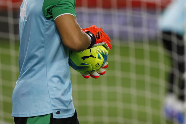 Granada CF v Real Betis - La Liga Santander Goal keeper gloves and a Puma ball during the La Liga match between Granada CF and Real Betis at Nuevo Los Carmenes Stadium on September 13, 2021 in Granada, Spain. Granada Granada Spain camaramartinez-granadac210913_npgCL  Copyright: xÃlexxCamarax
