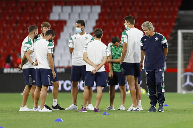 Granada CF v Real Betis - La Liga Santander Manuel Pellegrini, manager of Real Betis during the La Liga match between Granada CF and Real Betis at Nuevo Los Carmenes Stadium on September 13, 2021 in Granada, Spain. Granada Granada Spain camaramartinez-granadac210913_npmrT  Copyright: xÃlexxCamarax