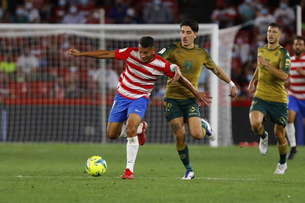 Granada CF v Real Betis - La Liga Santander Luis Javier Suarez, of Granada CF and Bellerin, of Real Betisduring the La Liga match between Granada CF and Real Betis at Nuevo Los Carmenes Stadium on September 13, 2021 in Granada, Spain. Granada Granada Spain camaramartinez-granadac210913_npjWr  Copyright: xÃlexxCamarax