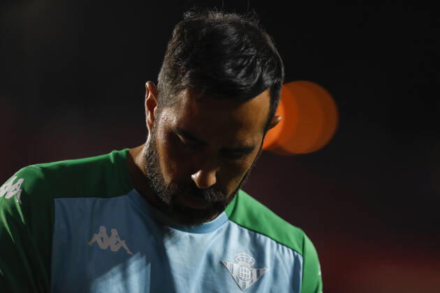 Granada CF v Real Betis - La Liga Santander Claudio Bravo, of Real Betis during the La Liga match between Granada CF and Real Betis at Nuevo Los Carmenes Stadium on September 13, 2021 in Granada, Spain. Granada Granada Spain camaramartinez-granadac210913_np7hW  Copyright: xÃlexxCamarax