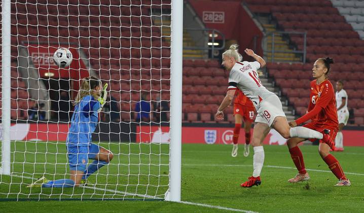 Southampton, England, 17th September 2021. Bethany England of England scores to make it 5-0 during the FIFA 2023 Women s World Cup Qualifying match at St Mary s Stadium, Southampton. Picture credit should read: Paul Terry Sportimage EDITORIAL USE ONLY. No use with unauthorised audio, video, data, fixture lists, club league logos or live services. Online in-match use limited to 120 images, no video emulation. No use in betting, games or single club league player publications. SPI-1202-0026