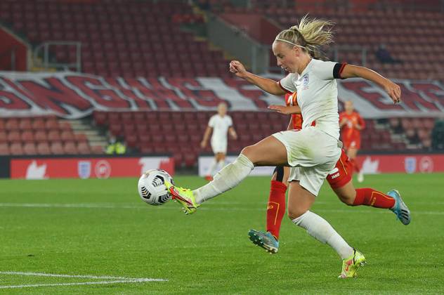 Southampton, England, 17th September 2021. Beth Mead of England scores to make it 6-0 during the FIFA 2023 Women s World Cup Qualifying match at St Mary s Stadium, Southampton. Picture credit should read: Paul Terry Sportimage EDITORIAL USE ONLY. No use with unauthorised audio, video, data, fixture lists, club league logos or live services. Online in-match use limited to 120 images, no video emulation. No use in betting, games or single club league player publications. SPI-1202-0027