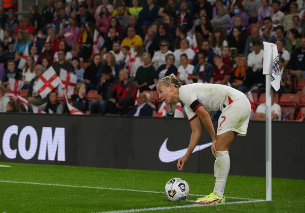 Southampton, England, 17th September 2021. Beth Mead of England places the ball to take a corner during the FIFA 2023 Women s World Cup Qualifying match at St Mary s Stadium, Southampton. Picture credit should read: Paul Terry Sportimage EDITORIAL USE ONLY. No use with unauthorised audio, video, data, fixture lists, club league logos or live services. Online in-match use limited to 120 images, no video emulation. No use in betting, games or single club league player publications. SPI-1202-0069