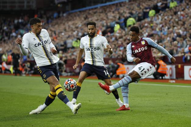 Birmingham, England, 18th September 2021. Jacob Ramsey of Aston Villa crosses the ball past Ben Godfrey of Everton during the Premier League match at Villa Park, Birmingham. Picture credit should read: Darren Staples Sportimage EDITORIAL USE ONLY. No use with unauthorised audio, video, data, fixture lists, club league logos or live services. Online in-match use limited to 120 images, no video emulation. No use in betting, games or single club league player publications. SPI-1200-0007
