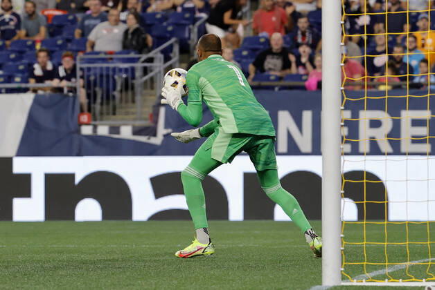 FOXBOROUGH, MA - SEPTEMBER 18: Columbus Crew goalkeeper Eloy Room (1) makes a save during a match between the New England Revolution and the Columbus Crew SC on September 18, 2021, at Gillette Stadium in Foxborough, Massachusetts. (Photo by Fred Kfoury III Icon Sportswire) SOCCER: SEP 18 MLS, Fussball Herren, USA - Columbus Crew SC at New England Revolution Icon482210918004