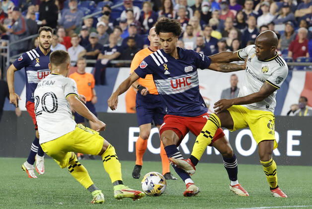FOXBOROUGH, MA - SEPTEMBER 18: Columbus Crew midfielder Alexandru Matan (20) and Columbus Crew midfielder Darlington Nagbe (6) converge on New England Revolution forward Tajon Buchanan (17) during a match between the New England Revolution and the Columbus Crew SC on September 18, 2021, at Gillette Stadium in Foxborough, Massachusetts. (Photo by Fred Kfoury III Icon Sportswire) SOCCER: SEP 18 MLS, Fussball Herren, USA - Columbus Crew SC at New England Revolution Icon482210918009