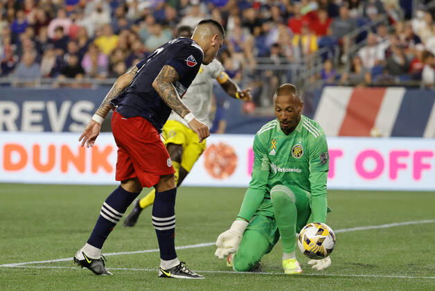 FOXBOROUGH, MA - SEPTEMBER 18: Columbus Crew goalkeeper Eloy Room (1) stops New England Revolution forward Gustavo Bou (7) from point blank range during a match between the New England Revolution and the Columbus Crew SC on September 18, 2021, at Gillette Stadium in Foxborough, Massachusetts. (Photo by Fred Kfoury III Icon Sportswire) SOCCER: SEP 18 MLS, Fussball Herren, USA - Columbus Crew SC at New England Revolution Icon482210918013