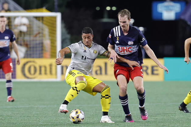 FOXBOROUGH, MA - SEPTEMBER 18: Columbus Crew forward Erik Hurtado (33) holds off New England Revolution defender Henry Kessler (4) during a match between the New England Revolution and the Columbus Crew SC on September 18, 2021, at Gillette Stadium in Foxborough, Massachusetts. (Photo by Fred Kfoury III Icon Sportswire) SOCCER: SEP 18 MLS, Fussball Herren, USA - Columbus Crew SC at New England Revolution Icon482210918027