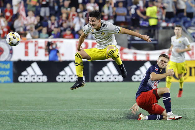 FOXBOROUGH, MA - SEPTEMBER 18: Columbus Crew midfielder Isaiah Parente (16) leaps over New England Revolution midfielder Arn—r Ingvi Traustason (25) during a match between the New England Revolution and the Columbus Crew SC on September 18, 2021, at Gillette Stadium in Foxborough, Massachusetts. (Photo by Fred Kfoury III Icon Sportswire) SOCCER: SEP 18 MLS, Fussball Herren, USA - Columbus Crew SC at New England Revolution Icon482210918031