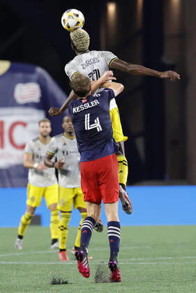 FOXBOROUGH, MA - SEPTEMBER 18: Columbus Crew forward Gyasi Zardes (11) heads the ball over New England Revolution defender Henry Kessler (4) during a match between the New England Revolution and the Columbus Crew SC on September 18, 2021, at Gillette Stadium in Foxborough, Massachusetts. (Photo by Fred Kfoury III Icon Sportswire) SOCCER: SEP 18 MLS, Fussball Herren, USA - Columbus Crew SC at New England Revolution Icon482210918091