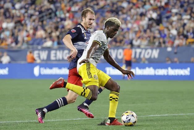 FOXBOROUGH, MA - SEPTEMBER 18: Columbus Crew forward Gyasi Zardes (11) shields the ball from New England Revolution defender Henry Kessler (4) during a match between the New England Revolution and the Columbus Crew SC on September 18, 2021, at Gillette Stadium in Foxborough, Massachusetts. (Photo by Fred Kfoury III Icon Sportswire) SOCCER: SEP 18 MLS, Fussball Herren, USA - Columbus Crew SC at New England Revolution Icon482210918098