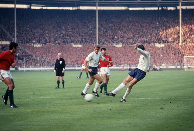 England gegen Portugal 26. Juli 1966, London Fußball-Weltmeisterschaft 1966 England gegen Portugal Roger Hunt (England) beobachtet den Pass von Martin Peters Foto Gerry Cranham Abseits London UK  Copyright: xGerryxCranhamx xOffsidexOffside