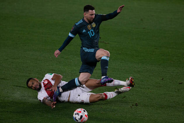 October 14, 2021, Buenos Aires, Buenos Aires, Argentina: BUENOS AIRES, ARGENTINA - OCTOBER 14: Argentina forward 10 Lionel Messi and Peru defender 22 Alexander Callens battles for the ball during a match between Argentina and Peru as part of South American Qualifiers for Qatar 2022 at Monumental de Nuo±ez Stadium on October 14, 2021 in Buenos Aires, Argentina. Buenos Aires Argentina - ZUMAp175 20211014_zsa_p175_005 Copyright: xFlorenciaxTanxJunx