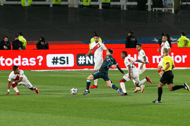 October 14, 2021, Buenos Aires, Buenos Aires, Argentina: BUENOS AIRES, ARGENTINA - OCTOBER 14: Argentina forward Lionel Messi pass the ball during a match between Argentina and Peru as part of South American Qualifiers for Qatar 2022 at Monumental de Nuo±ez Stadium on October 14, 2021 in Buenos Aires, Argentina. Buenos Aires Argentina - ZUMAp175 20211014_zsa_p175_014 Copyright: xFlorenciaxTanxJunx
