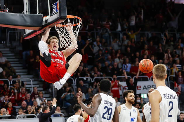 Dunking Patrick Heckmann Brose Bamberg, 33 to 68 63 Brose Bamberg MLP Academics Heidelberg easyCredit BBL Basketball Bundesliga Saison 2021 22 Spieltag 4, 17 10 2021 Bamberg, Brose Arena Copyright: DanielxLöb