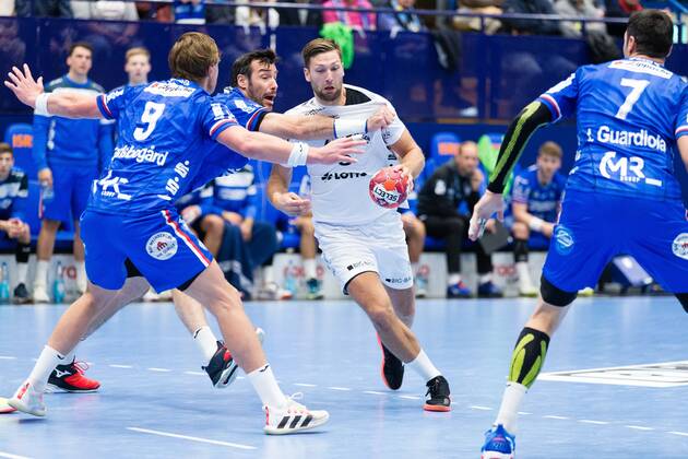 v l Jonathan Carlsbogard TBV Lemgo Lippe 9 , Gedeon Guardiola TBV Lemgo Lippe 30 , Harald Reinkind THW Kiel 6 , Isaias Guardiola Villaplana TBV Lemgo Lippe 7 GER, Handball, 1 Bundesliga, TBV Lemgo Lippe vs THW Kiel, 17 10 2021 Lemgo Copyright: xEibner-Pressefotox xJanxStrohdiekx EP_JSK