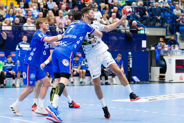 v l Jonathan Carlsbogard TBV Lemgo Lippe 9 , Isaias Guardiola Villaplana TBV Lemgo Lippe 7 , Harald Reinkind THW Kiel 6 GER, Handball, 1 Bundesliga, TBV Lemgo Lippe vs THW Kiel, 17 10 2021 Lemgo Copyright: xEibner-Pressefotox xJanxStrohdiekx EP_JSK