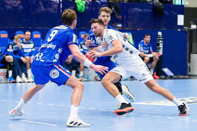 v l Jonathan Carlsbogard TBV Lemgo Lippe 9 , Harald Reinkind THW Kiel 6 , Michel Reitemann TBV Lemgo Lippe 39 GER, Handball, 1 Bundesliga, TBV Lemgo Lippe vs THW Kiel, 17 10 2021 Lemgo Copyright: xEibner-Pressefotox xJanxStrohdiekx EP_JSK