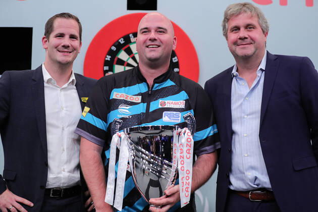 Bilder des Jahres 2021, Sport 10 Oktober Sport Themen der Woche KW41 Sport Bilder des Tages DARTS - PDC European Championship, EM, Europameisterschaft 2021 SALZBURG,AUSTRIA,17.OCT.21 - DARTS - PDC European Championship. Image shows Alexander Saam (Interwetten), Rob Cross (ENG) and Werner von Molke (PDC). keywords: trophy.  GEPAxpictures xDavidxGeieregger