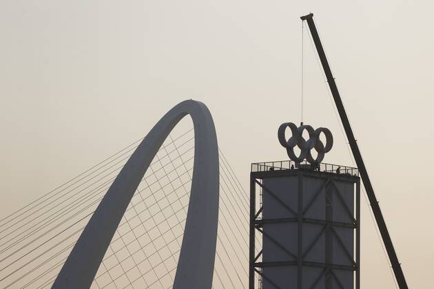 Peking 2022, Installation der Olympischen Ringe am Stadion in Peking