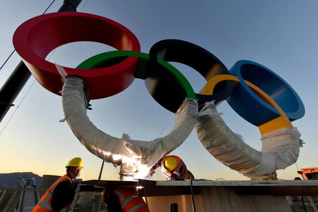 Peking 2022, Installation der Olympischen Ringe am Stadion in Peking