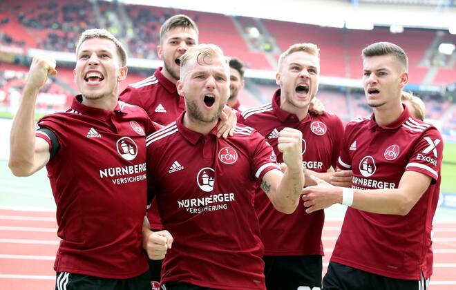 23 10 2021 Fussball Saison 2021 2022 2 Fussball Bundesliga 11 Spieltag 1 FC Nürnberg FCN Club FC Heidenheim 1846 FCH Sportfoto Zink DaMa DFL regulations prohibit any use of photographs as image sequences and or quasi video only for editorial use Jubel Freude Torjubel nach Tor zum 3 0 Lino Tempelmann 6, 1 FC Nürnberg FCN Eric Shuranov 11, 1 FC Nürnberg FCN Johannes Geis 5, 1 FC Nürnberg FCN Christopher Schindler 16, 1 FC Nürnberg FCN Tim Handwerker 29, 1 FC Nürnberg FCN Tom Krauß Krauss 14, 1 FC Nürnberg FCN cheers joy goal scorer Johannes Geis 5, 1 FC Nürnberg FCN